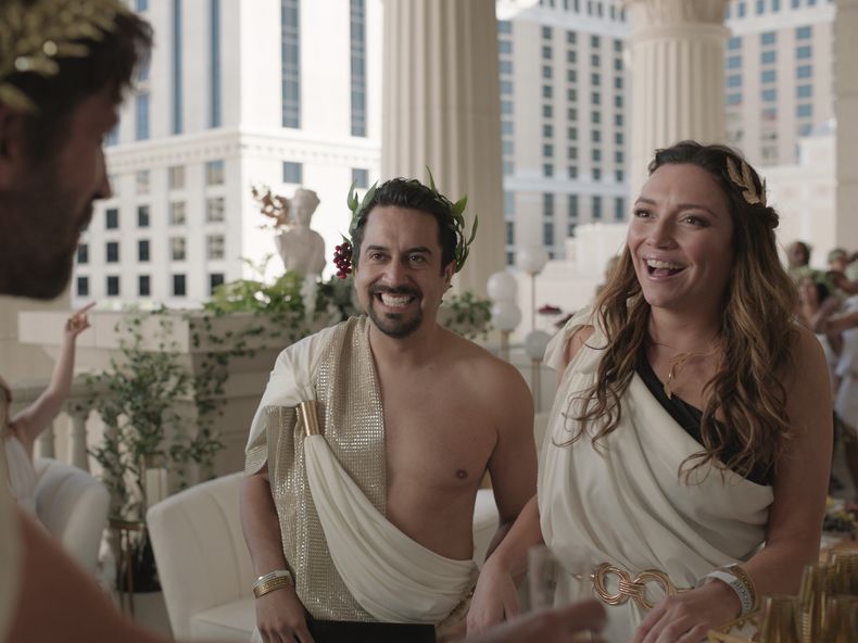 Esta imagen proporcionada por Videocine, Daniel Tovar, a la izquierda, y Regina Blandón en una escena de la película Mirreyes contra Godínez: Las Vegas. (Videocine via AP)