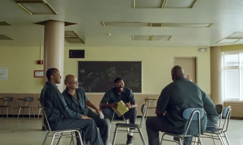 En esta imagen proporcionada por A24, David Dap Giraudy, Sean San José, y Colman Domingo en una escena de la película Sing Sing. (A24 vía AP)