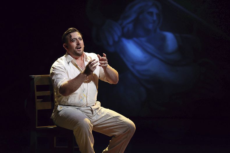 En esta imagen proporcionda por la Ópera de Santa Fe, el tenor británico Freddie de Tommaso como Mario Cavaradossi en Tosca de Puccini en la Ópera de Santa Fe el 12 de agosto de 2023. (Curtis Brown/Santa Fe Opera vía AP)