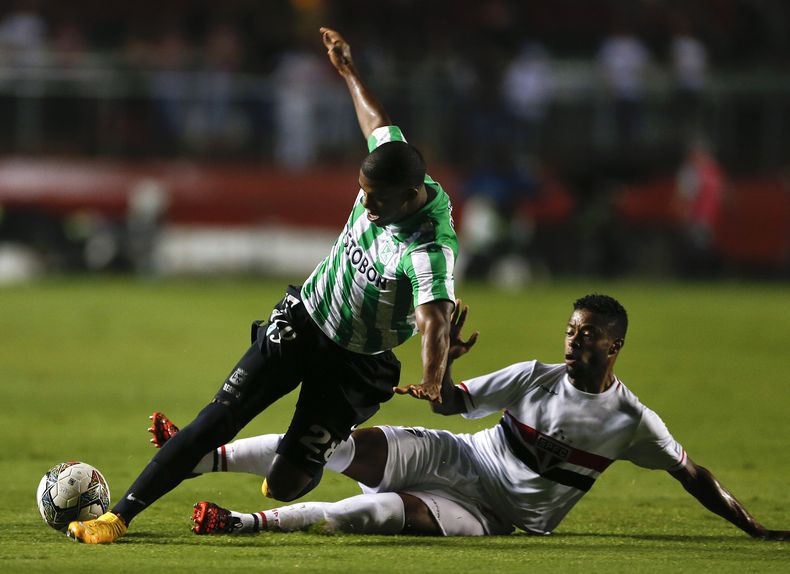 Orlando Enrique Berrio Mel&eacute;ndez, del Atl&eacute;tico Nacional de Colombia, cae ante una barrida de Michel Bastos, del Sao Paulo, durante el cotejo de vuelta por la semifinal de la Copa Sudamericana, el mi&eacute;rcoles 26 de noviembre de 2014  (AP
