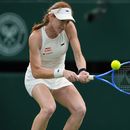 La australiana Maya Joint conecta un revés ante la estadounidense Serena Williams en su partido de primera ronda de individuales femeninos en el Campeonato de Tenis de Wimbledon, en Londres, el martes 30 de junio de 2026. (Foto AP/Maja Smiejkowska)