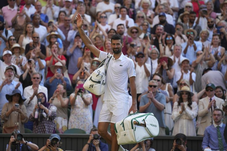 Novak Djokovic abandona la cancha después de perder contra Jannik Sinner en la semifinal del torneo de Wimbledon en Londres, el viernes 11 de julio de 2025. (AP Foto/Kin Cheung)