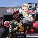Martin Truex Jr. sostiene el trofeo que lo acredita como ganador de la NASCAR Cup Series en el circuito de Sonoma, el domingo 11 de junio de 2023, en Sonoma, California. (AP Foto/Darren Yamashita)