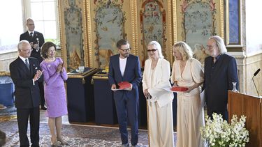 Los integrantes de ABBA Björn Ulvaeus, tercero de izquierda a derecha, Anni-Frid Lyngstad, Agnetha Fältskog y Benny Andersson reciben la Real Orden del Vasa de manos del rey Carlos Gustavo y la reina Silvia de Suecia por sus destacadas contribuciones a la música sueca e internacional en una ceremonia en el Palacio Real de Estocolmo el 31 de mayo (Henrik Montgomery/TT News Agency via AP)