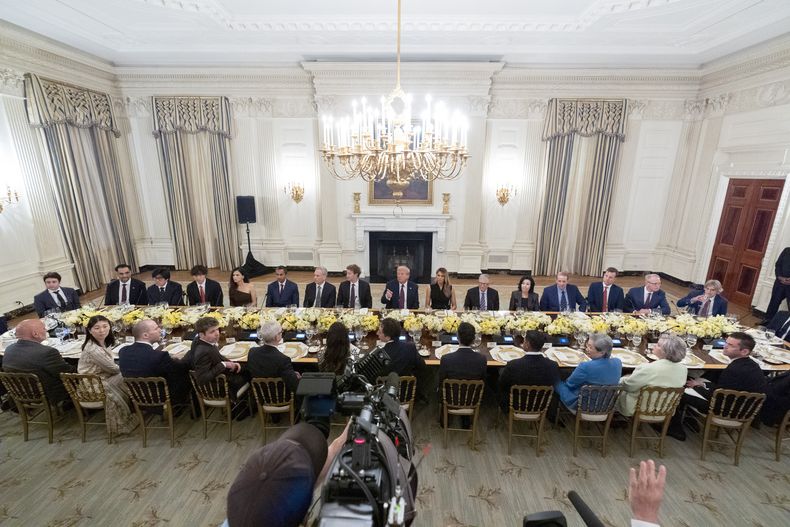 El presidente Donald Trump le indica a un periodista que le haga una pregunta durante una cena con directivos de empresas tecnológicas en el Comedor de Estado de la Casa Blanca, el jueves 4 de septiembre de 2025, en Washington. (AP Foto /Alex Brandon)