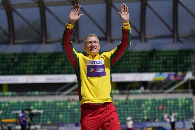 ARCHIVO - El medallista de plata Mykolas Alekna, de Lituania, celebra durante una ceremonia de entrega de medallas en el lanzamiento de disco en el Campeonato Mundial de Atletismo, el 20 de julio de 2022, en Eugene, Oregon. Alekna rompió un récord mundial en lanzamiento de disco que se había mantenido desde 1986, el domingo 14 de abril de 2024, en la competencia Oklahoma Throws Series. (Foto AP/Ashley Landis, Archivo)