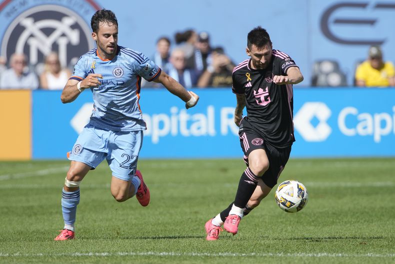 El delantero argentino Lionel Messi del Inter Miami avanza con el balón ante Kevin OToole de New York City FC en el partido de la MLS, el sábado 21 de septiembre de 2024, en Nueva York. (AP Foto/Pamela Smith)