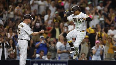 El dominicano Juan Soto (derecha), de los Padres de San Diego, festeja tras conectar un jonrón ante los Piratas de Pittsburgh, el martes 25 de julio de 2023 (AP Foto/Derrick Tuskan)