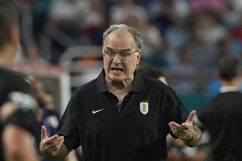 El técnico de Uruguay Marcelo Bielsa durante el partido contra Panamá por el Grupo C de la Copa América, el domingo 23 de junio de 2024, en Miami Gardens, Florida, el domingo 23 de junio de 2024. (AP Foto/Marta Lavandier)