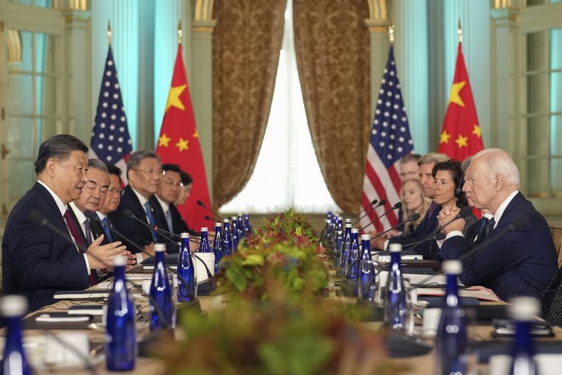 El presidente Joe Biden escucha mientras su homólogo chino Xi Jinping habla durante su reunión el miércoles 15 de noviembre de 2023, en la finca Filoli en Woodside, California. (Doug Mills/The New York Times vía AP, foto compartida)