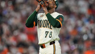 El cubano Yennier Cano, de los Orioles de Baltimore, festeja luego de recetar un ponche ante los Filis de Filadelfia, el viernes 31 de julio de 2026 (AP Foto/Stephanie Scarbrough)