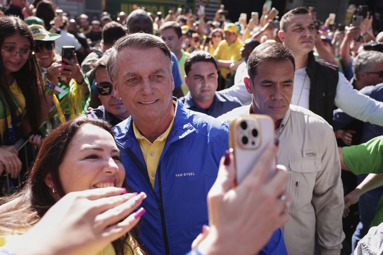 El ex presidente brasileño Jair Bolsonaro posa para un selfie con una partidaria en una protesta en contra del juicio que se le sigue en Sao Paulo, el 29 de junio del 2025. (AP foto/Ettore Chiereguini)