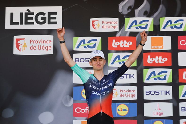 El francés Paul Seixas tras quedar segundo en la clásica de ciclismo Lieja-Bastoña-Lieja, el domingo 26 de abril de 2026, en Lieja, Bélgica. (AP Foto/Geert Vanden Wijngaert)