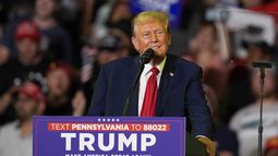 ARCHIVO - El virtual candidato presidencial republicano, el expresidente Donald Trump, habla en un mitin de campaña, el 22 de junio de 2024, en Filadelfia. (AP Foto/Chris Szagola, Archivo)