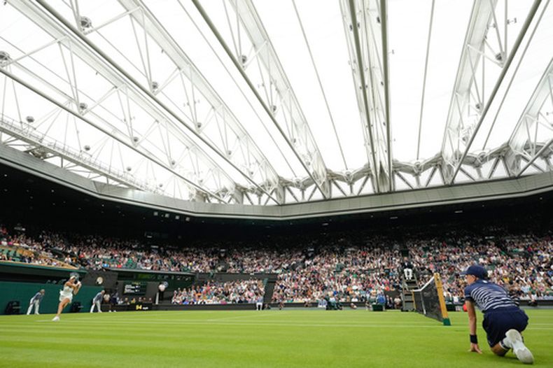 ARCHIVO - Foto del 2 de julio del 2024, la checa Marketa Vondrousova regresa de revés el tiro de la española Jessica Bouzas Maneir en la Cancha Central del Torneo de Wimbledon. (AP Foto/Kirsty Wigglesworth, Archivo)