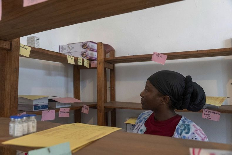 ARCHIVO - Irene A Kerkulah, funcionaria de salud a cargo de la clínica Palala, mira una estantería casi vacía en la clínica, en la que solía haber anticonceptivos, en el condado de Bong, el viernes 13 de junio de 2025. (AP Foto/Annie Risemberg, Archivo)