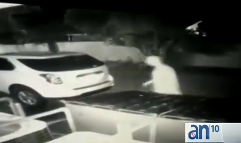 Un hombre que utilizó un martillo para entrar a una vivienda y amenazar a sus moradores mantiene en vilo a un vecindario de Miami.