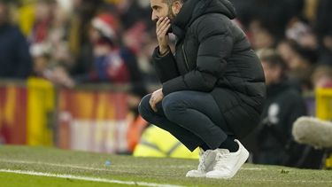El técnico del Manchester United Ruben Amorim observa el partido contra Brighton en la Liga Premier, domingo 19 de enero de 2024, en Manchester. (AP Foto/Dave Thompson)