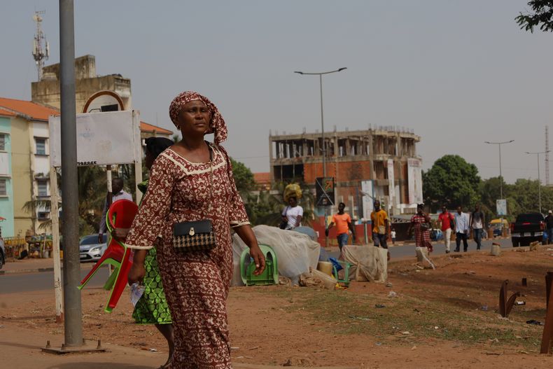 Personas en la calle en Bisáu, Guinea-Bisáu, el 26 de noviembre del 2025. (AP foto/Darcicio Barbosa)