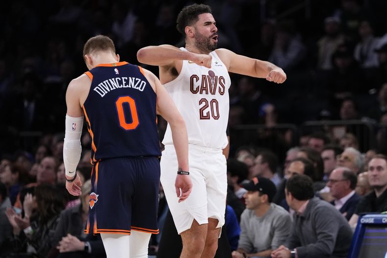 Georges Niang, de los Cavaliers de Cleveland, festeja un enceste de Donovan Mitchell ante los Knicks de Nueva York, el miércoles 1 de noviembre de 2023 (AP Foto/Frank Franklin II)