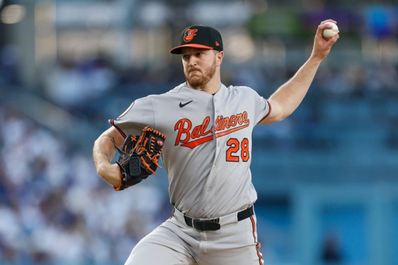 El lanzador abridor de los Orioles de Baltimore, Trevor Rogers (28), lanza durante la segunda entrada de un partido de béisbol contra los Dodgers de Los Ángeles, el sábado 20 de junio de 2026, en Los Ángeles. (Foto AP/Caroline Brehman)