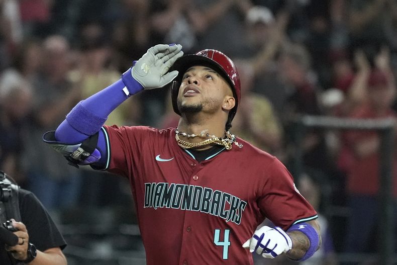 Ketel Marte de los Diamondbacks de Arizona ve al cielo al correr al plato tras conectar un jonrón de dos carreras en la primera entrada ante los Padres de San Diego el domingo 5 de mayo del 2024. (AP Foto/Ross D. Franklin)