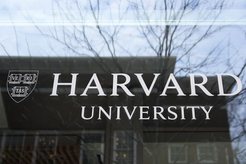 ARCHIVO – El logotipo de la Universidad de Harvard en un edificio de la institución, el martes 15 de abril de 2025, en Cambridge, Massachusetts. (AP Foto/Charles Krupa, Archivo)