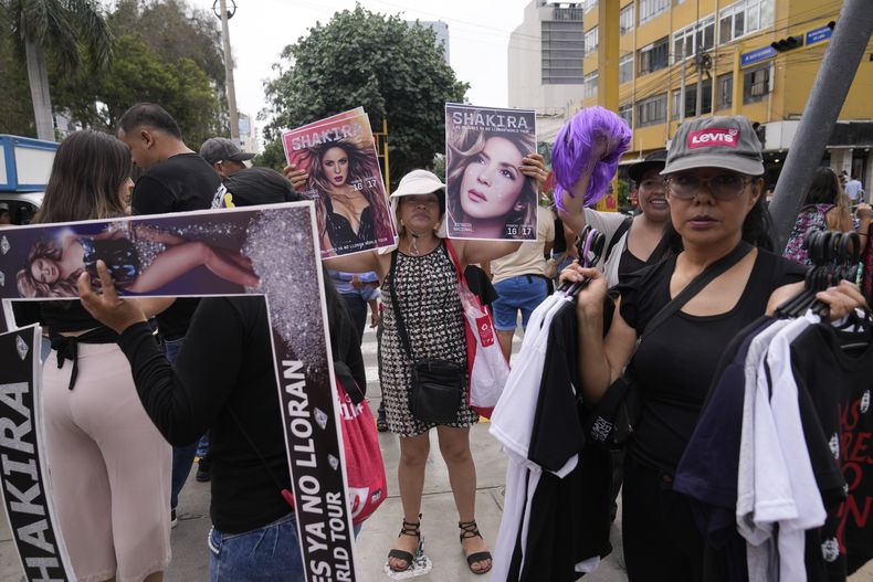 Vendedores comercializan carteles de la estrella pop colombiana Shakira afuera del Estadio Nacional luego de que cancelara su concierto tras ser hospitalizada, en Lima, Perú, el domingo 16 de febrero de 2025. (Foto AP/Martín Mejía)