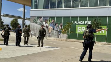Agentes de policía en un campus universitario después de que Charlie Kirk fuera asesinado de un disparo durante una visita a la Universidad del Valle de Utah, el miércoles 10 de septiembre de 2025, en Orem, Utah. (AP Foto/Hannah Schoenbaum)