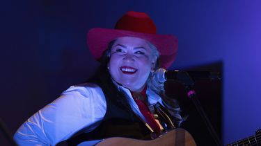 La cantante mexicana de corridos Vivir Quintana presenta su nuevo álbum, sobre la violencia contra las mujeres, en la Ciudad de México, el jueves 24 de abril de 2025. (Foto AP/Aurea Del Rosario)