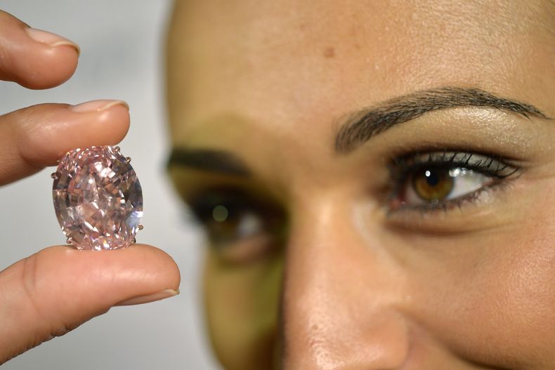 Una empleada de la casa de subastas Sothebys muestra &ldquo;La Estrella Rosa&rdquo; de 59,6 quilates en una exhibici&oacute;n en Ginebra, el 25 de septiembre de 2013. El diamante se vendi&oacute; en m&aacute;s de 83 millones de d&oacute;lares, superando