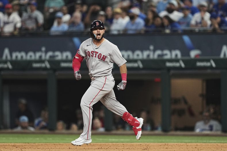 Wilyer Abreu celebra tras batear un jonrón de tres carreras en el noveno inning ante los Rangers de Texas, el jueves 27 de marzo de 2025, en Arlington, Texas. (AP Foto/Tony Gutiérrez)