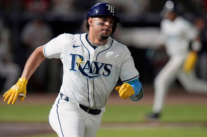 ARCHIVO — El dominicano de los Rays de Tampa Bay, Christopher Morel, corre las bases tras conectar un doble productor de dos carreras ante el lanzador estadounidense de los Medias Rojas de Boston, Connelly Early, durante la primera entrada de un juego de béisbol, el 21 de septiembre de 2025, en Tampa, Florida. (AP Photo/Chris OMeara, Archivo)