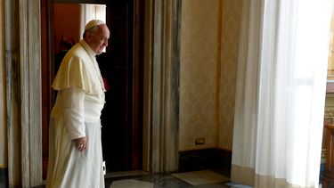 americateve | El papa Francisco sale de una habitaci&oacute;n tras reunirse con Martin Schulz, presidente del Parlamento Europeo, en una audiencia privada en el Vaticano, el viernes 11 de octubre de 2013. El papa nombr&oacute; como obispo de la di&oacute;cesis argentin