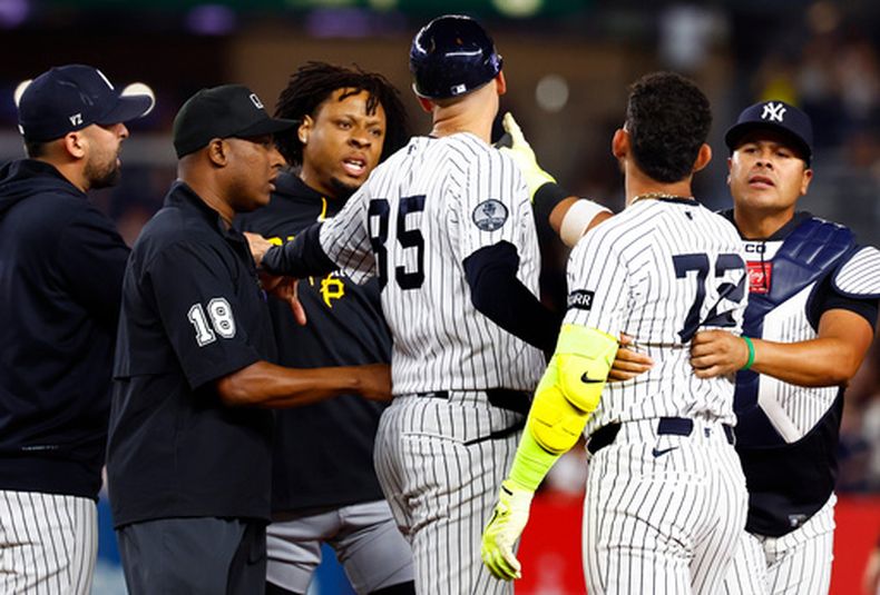 Gregory Soto, izquierda, de los Piratas de Pittsburgh, intercambia palabras con José Caballero (72), de los Yankees de Nueva York, durante la novena entrada del juego de béisbol de Grandes Ligas, el lunes 20 de julio de 2026, en Nueva York. (AP Photo/Noah K. Murray)
