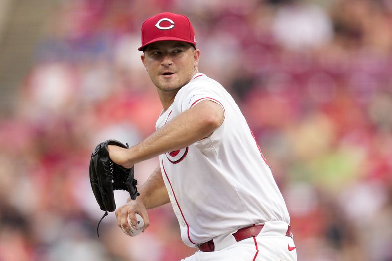 Carson Spiers, abridor de los Rojos de Cincinnati, se alista para realizar un lanzamiento durante la segunda entrada del juego de béisbol en contra de los Cachorros de Chicago, el lunes 29 de julio de 2024, en Cincinnati. (AP Foto/Jeff Dean)