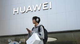 ARCHIVO - Un comprador sale de la conferencia de lanzamiento de nuevos productos Huawei en Beijing, 25 de setiembre de 2023. (AP Foto/Andy Wong, File)