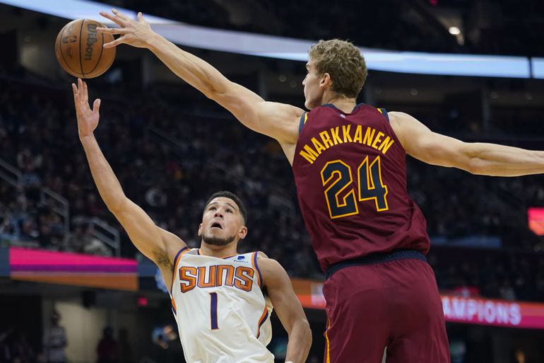 Suns hilvanan 14 triunfos al vencer 120-115 a Cavaliers