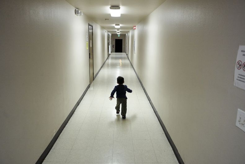 Un niñito de Centroamérica corre por un pasillo en un centro de detención de migrantes en San Diego, California, el 11 de diciembre de 2018. (AP Foto/Gregory Bull, Archivo)