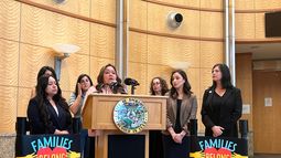 María de Jesús Estrada Juárez, residente de Sacramento que fue deportada a México por el gobierno del presidente Donald Trump para después volver a casa, habla en una conferencia de prensa, en Sacramento, California, el martes 31 de marzo de 2026. (AP Foto/Sophie Austin)