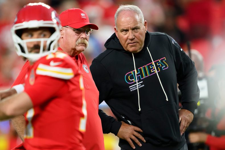 Andy Reid, entrenador principal de los Chiefs de Kansas City, en la parte trasera izquierda, y el coordinador de equipos especiales Dave Toub, a la derecha, conversan durante el calentamiento antes de un juego de fútbol americano de la NFL contra los Lions de Detroit, el domingo 12 de octubre de 2025 en Kansas City, Misuri. (AP Photo/Reed Hoffmann, Archivo)