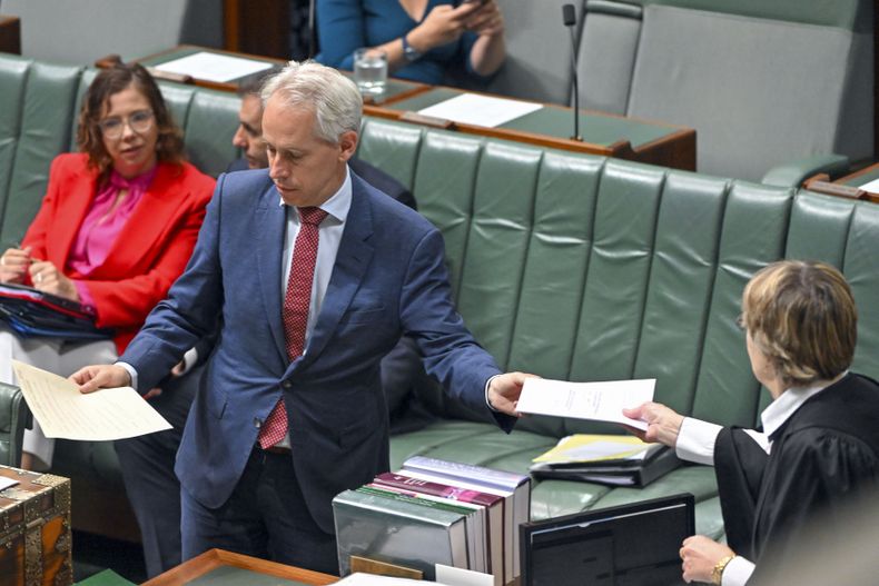 El ministro australiano de Migración, Andrew Giles, presenta un proyecto de ley migratorio en el Parlamento, en Canberra, Australia, el jueves 16 de noviembre de 2023. (Mick Tsikas/AAP Image vía AP)