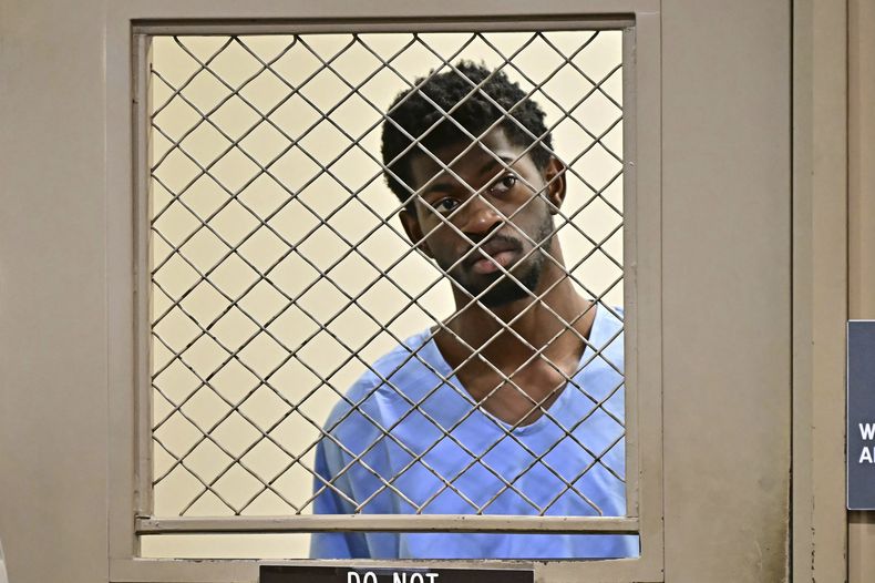 Lil Nas X, cuyo nombre verdadero es Montero Lamar Hill, es procesado ante el tribunal por cuatro cargos de delitos graves, incluidos tres cargos de agresión con lesiones a un oficial de policía, el lunes 25 de agosto de 2025, en Los Ángeles. (Frederic J Brown/Pool Photo via AP)