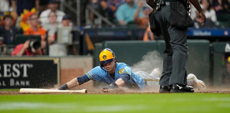 Christian Yelich, de los Cerveceros de Milwaukee, anota en el encuentro ante los Astros de Houston, el viernes 29 de mayo de 2026 (AP Foto/Karen Warren)