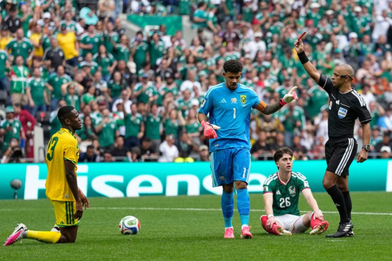 El árbitro Wilton Sampaio expulsa al sudafricano Sphephelo Sithole (izquierda) durante el partido entre México y Sudáfrica por el Grupo A del Mundial, el jueves 11 de junio de 2026, en la Ciudad de México. (AP Foto/Natacha Pisarenko)