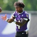 El receptor abierto de los Ravens de Baltimore, Zay Flowers (4), se ejercita durante la práctica en el campamento de entrenamiento de fútbol americano del equipo, el miércoles 29 de julio de 2026, en el Under Armour Performance Center en Owings Mills, Maryland. (Foto AP/Stephanie Scarbrough)
