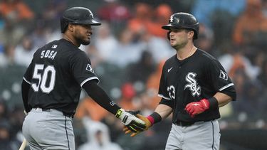 Andrew Benintendi, derecha, de Medias Blancas de Chicago, celebra con Lenyn Sosa (50) después de anotar carrera en contra de los Tigres de Detroit en la sexta entrada del partido de béisbol del sábado 28 de septiembre de 2024, en Detroit. (AP Foto/Paul Sancya)