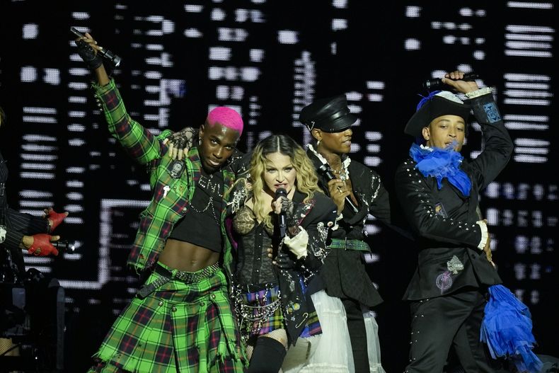 Madonna se presenta en el último concierto de The Celebration Tour, en la playa de Copacabana en Río de Janeiro, Brasil, el sábado 4 de mayo de 2024. (Foto AP/Silvia Izquierdo)