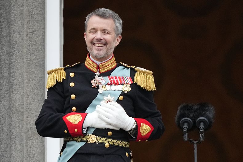 El rey danés Frederik X sonríe desde el balón del Palacio Christiansborg en Copenhague, Dinamarca, el domingo 14 de enero de 2024. (AP Foto/Martin Meissner)