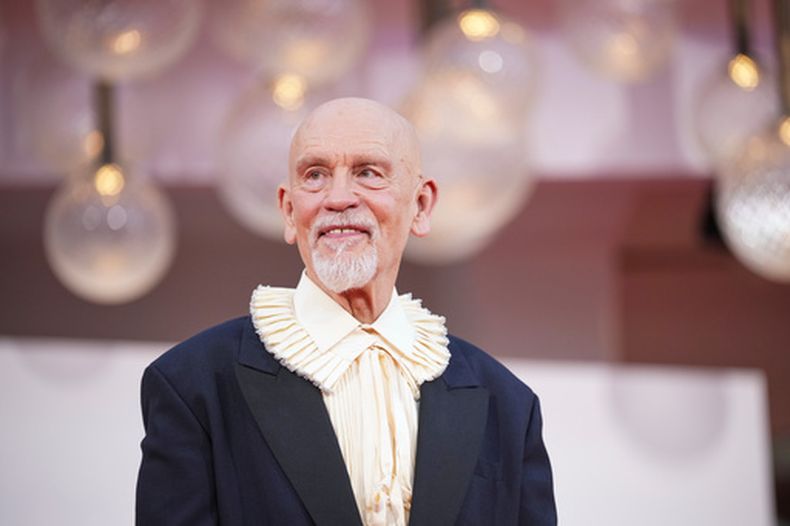 John Malkovich posa para los fotógrafos en la alfombra roja de la película Wild Horse Nine durante la 83ª edición del Festival de Cine de Venecia, en Italia, el 3 de septiembre de 2026. (Foto de Alessandra Tarantino/Invision/AP, Archivo)